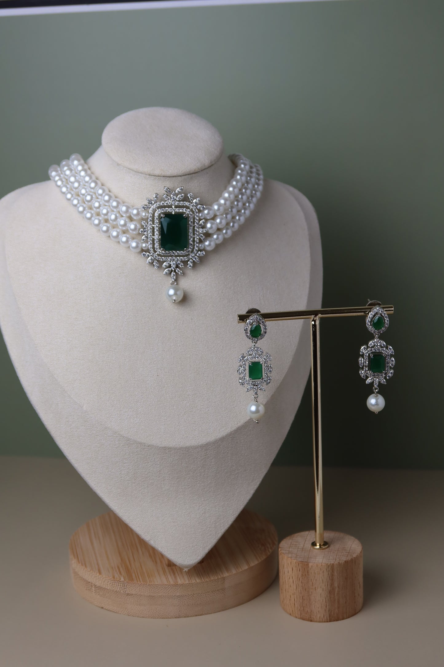The EMERALD PEARL Set