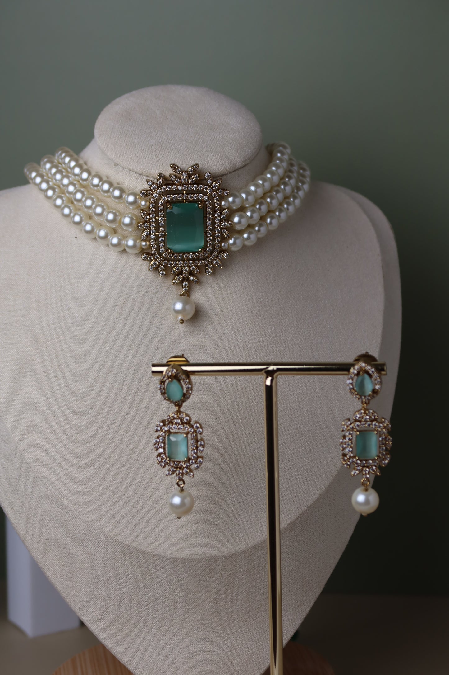 The EMERALD PEARL Set